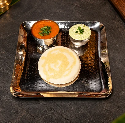 Thatte idli with chutney and sambar