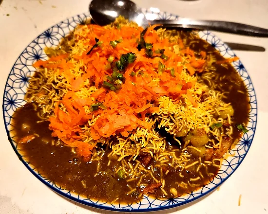 Masala puri with peas gravy, carrot, sev and onion